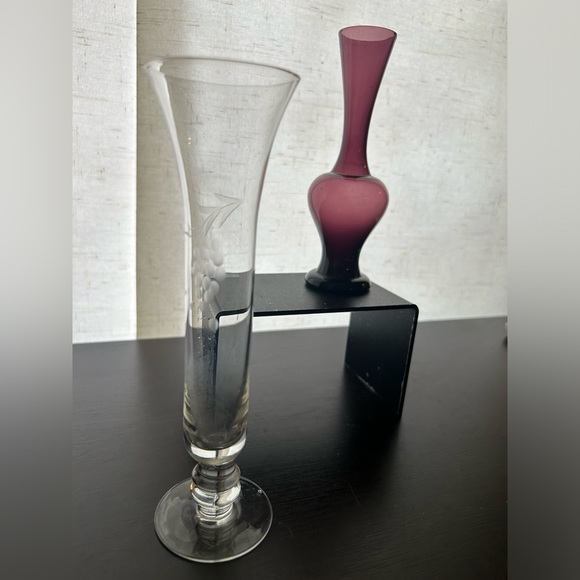 2 vintage bud vases. Amethyst 6” and 7.25” etched glass with grapes. - Picture 4 of 11